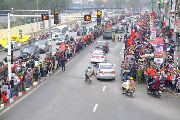 บรรยากาศการต้อนรับนักเตะของเวียดนาม