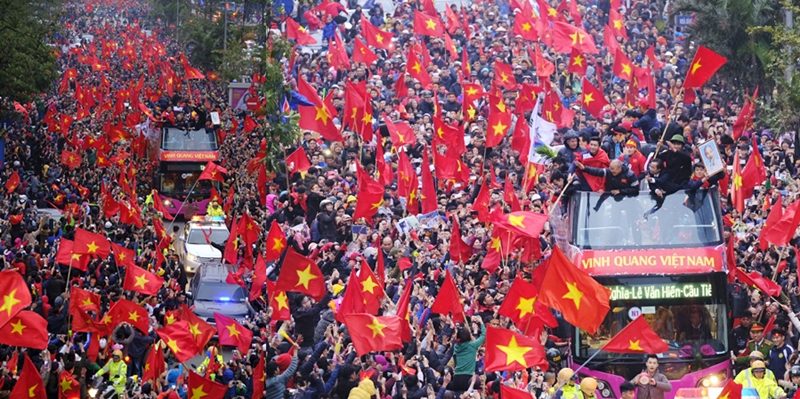 ภาพบรรยากาศการต้อนรับและขบวนแห่นักเตะชุดประวัติศาสตร์ของเวียดนาม